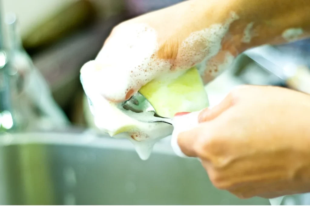 Washing spoon with dishwashing liquid