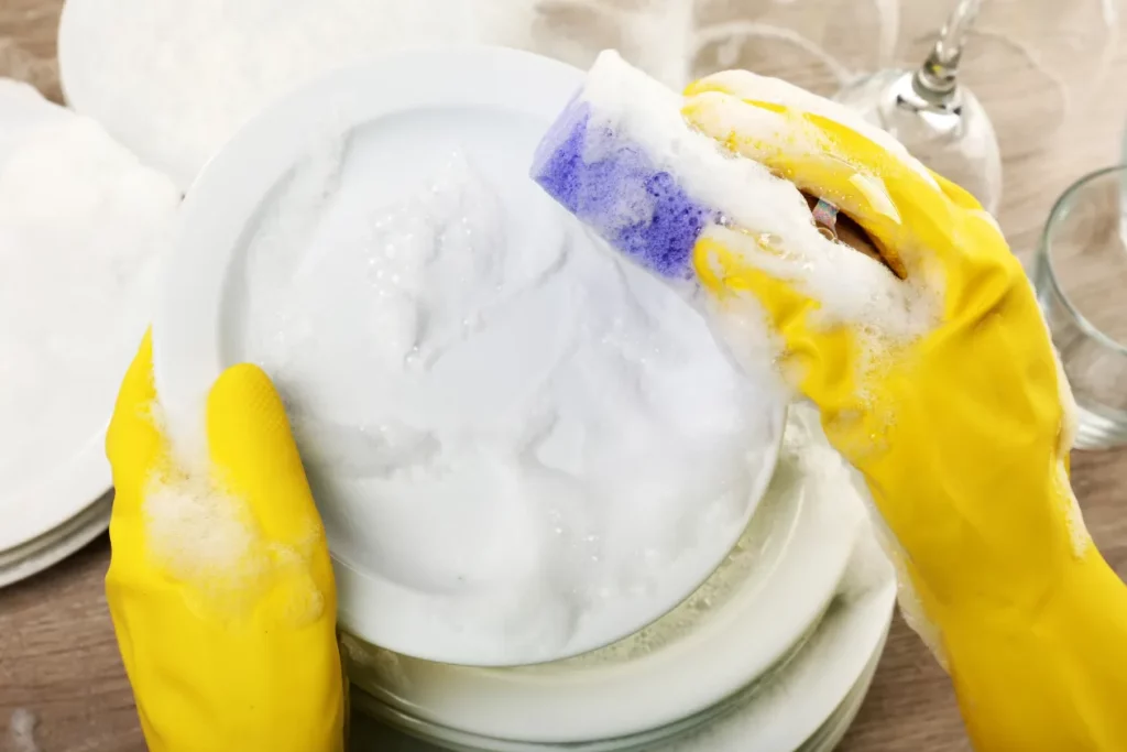 Washing dishes by hand with high foaming dishwashing liquid